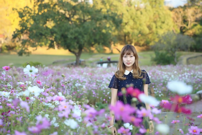 延岡植物園はただ今、コスモスと紅葉を同時に楽しむことができる絶好のシーズンを迎えております。延岡若鮎レディの吉岡聖母さん